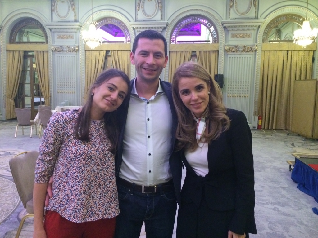 Iata ce pot face sase maini dibace